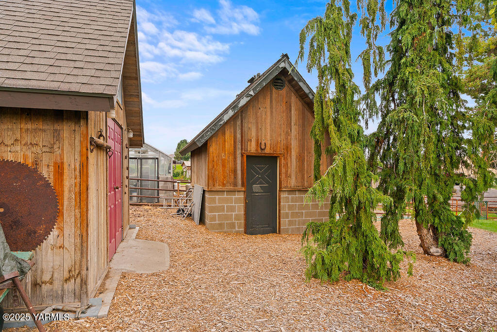 250 Hexon Road Selah, WA 98942 - Photo 42 of 50 a view of a house with a backyard