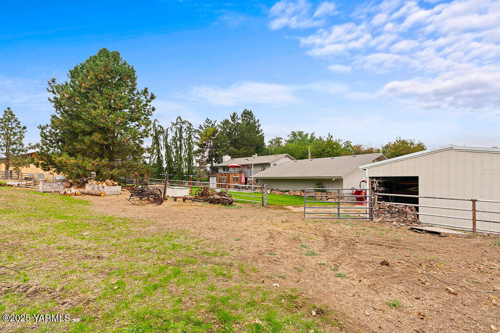 250 Hexon Road Selah, WA 98942 - Photo 43 of 50 a view of a outdoor space with deck area