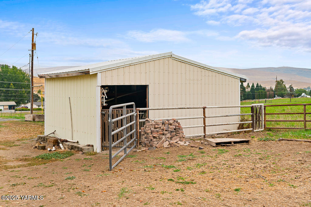 250 Hexon Road Selah, WA 98942 - Photo 44 of 50 a view of a backyard