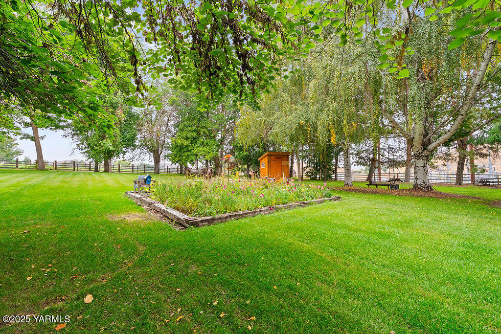 250 Hexon Road Selah, WA 98942 - Photo 48 of 50 a view of a park with large trees