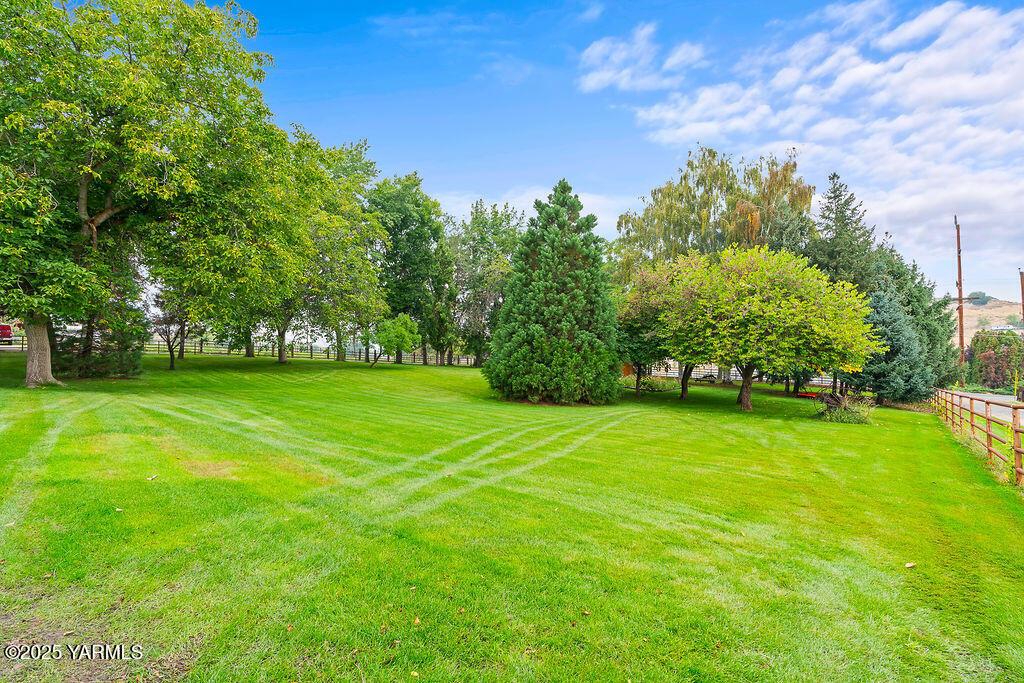 250 Hexon Road Selah, WA 98942 - Photo 50 of 50 a view of a field of grass and trees