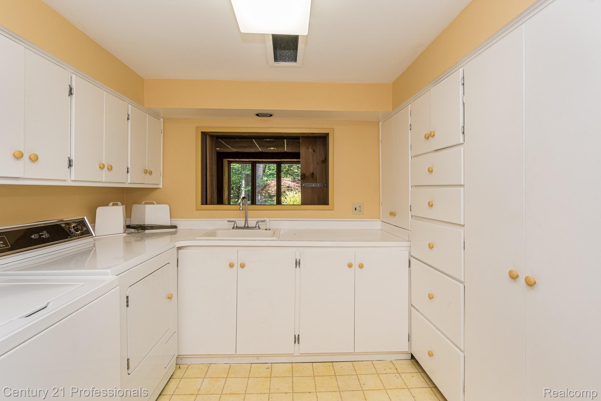 4781 Freer Street Rochester, MI 48306 - Photo 28 of 53 Laundry room