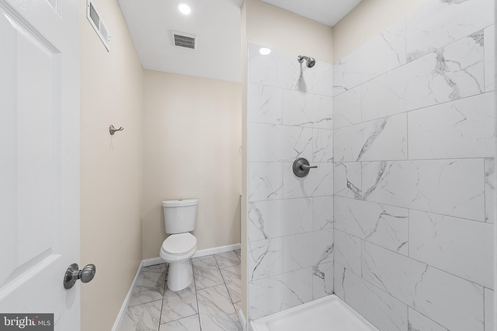 2003 South 7th Street, Unit 2 Philadelphia, PA 19148 - Photo 17 of 27 Bedroom 2 - en suite bathroom with shower