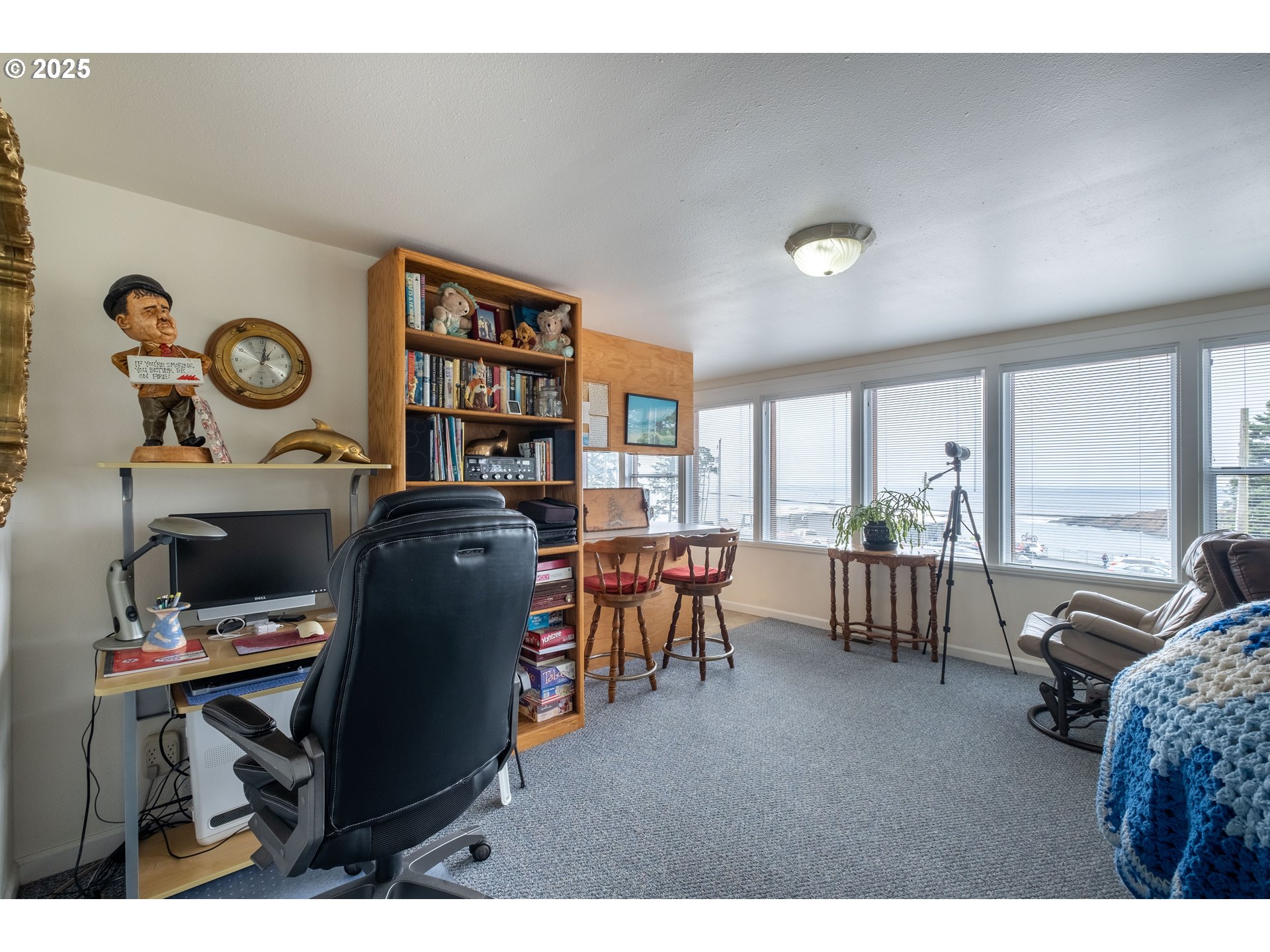 318 Highway 101 Depoe Bay, OR 97341 - Photo 20 of 47 a view of a workspace with furniture and a window