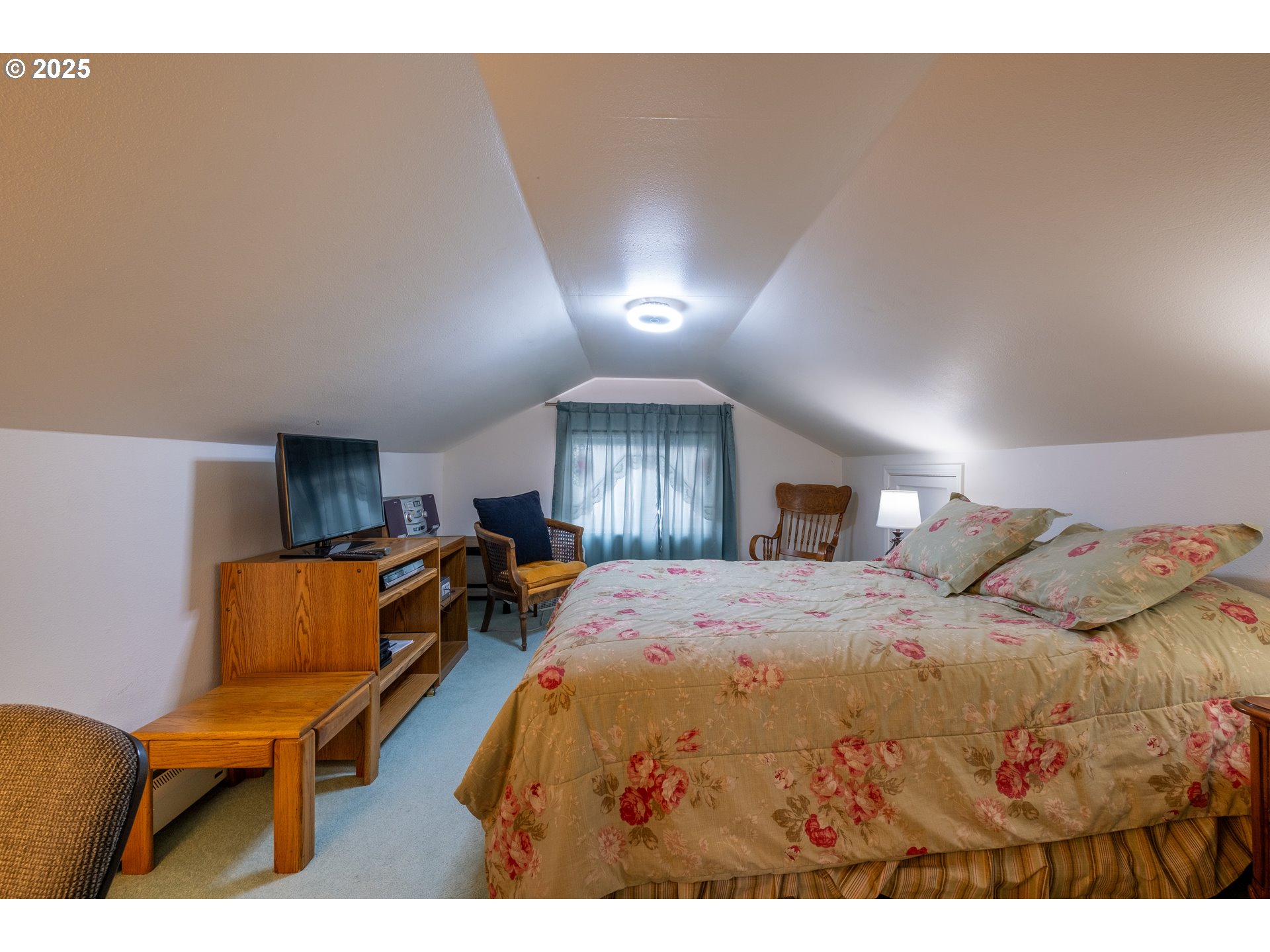 318 Highway 101 Depoe Bay, OR 97341 - Photo 25 of 47 a bed room with a bed mirror and a couch