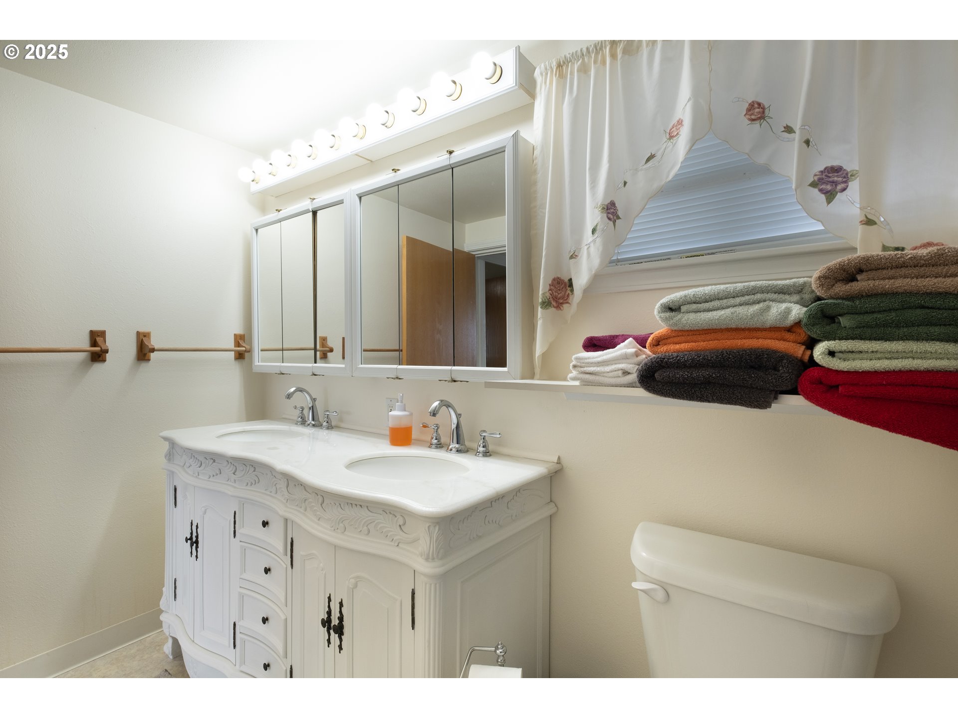 318 Highway 101 Depoe Bay, OR 97341 - Photo 26 of 47 a bathroom with a sink and a mirror