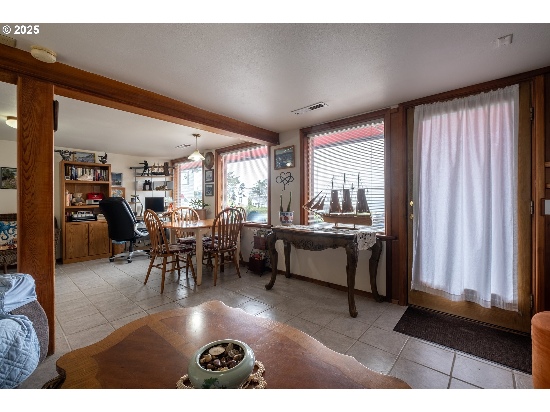 318 Highway 101 Depoe Bay, OR 97341 - Photo 28 of 47 a living room with furniture and a large window
