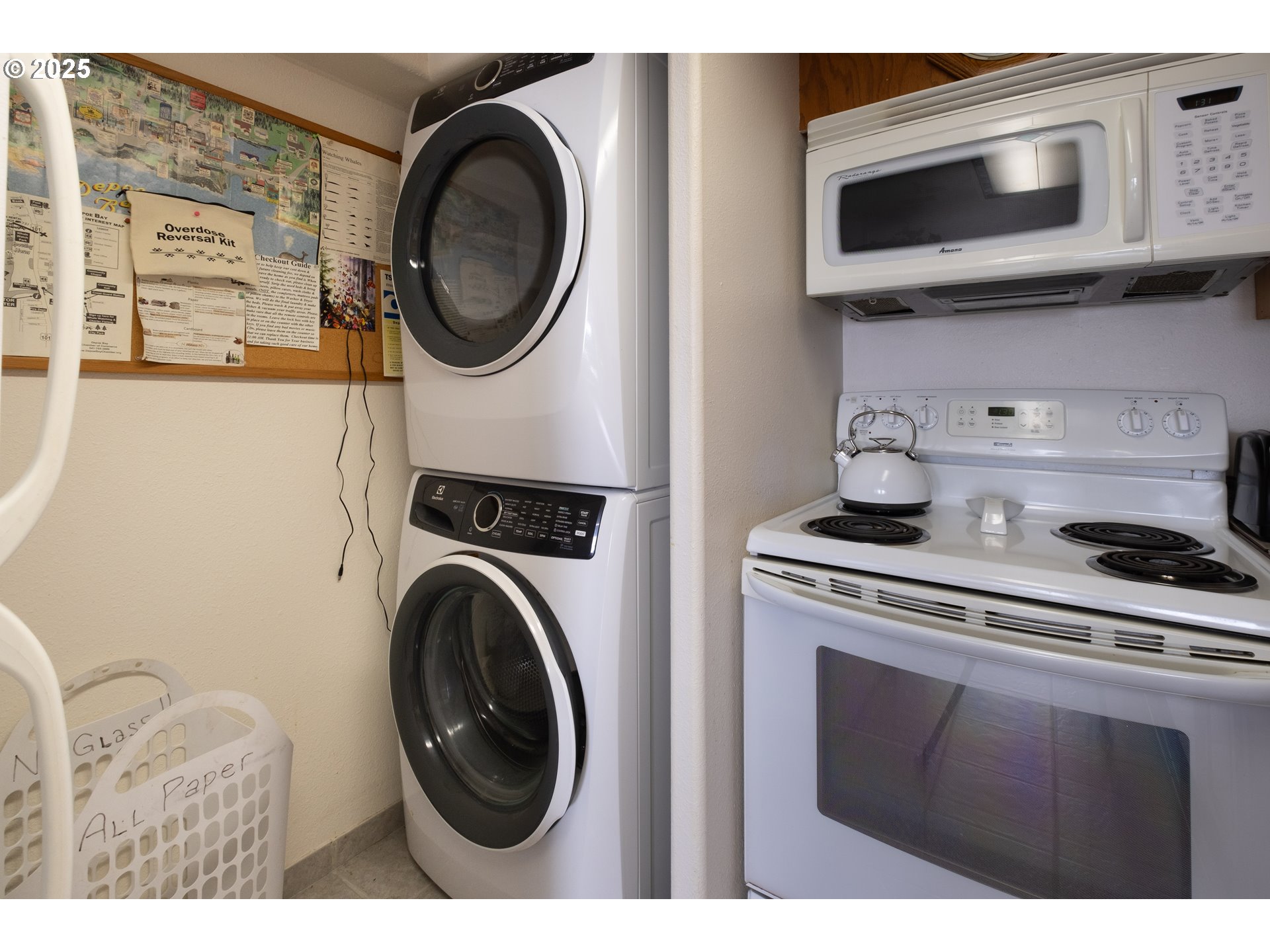 318 Highway 101 Depoe Bay, OR 97341 - Photo 40 of 47 a kitchen with a stove and a microwave
