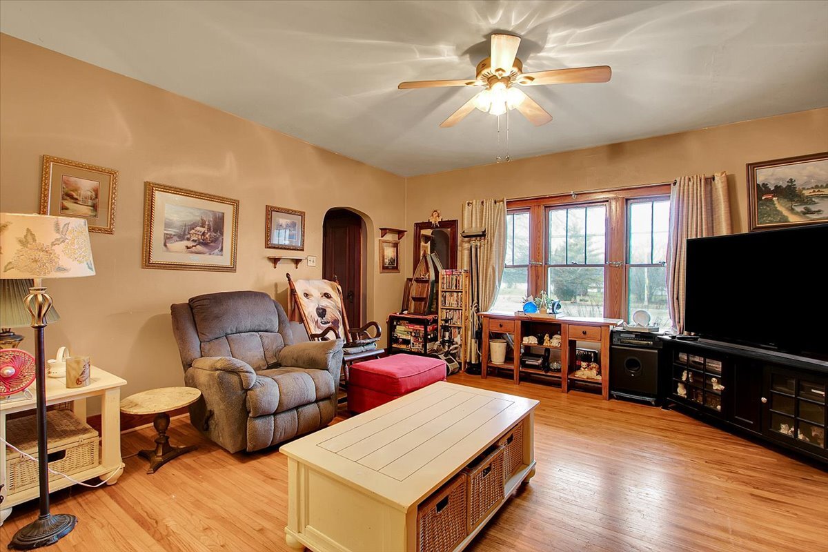 24447 Caton Farm Road Plainfield, IL 60586 - Photo 10 of 27 a living room with furniture and a flat screen tv