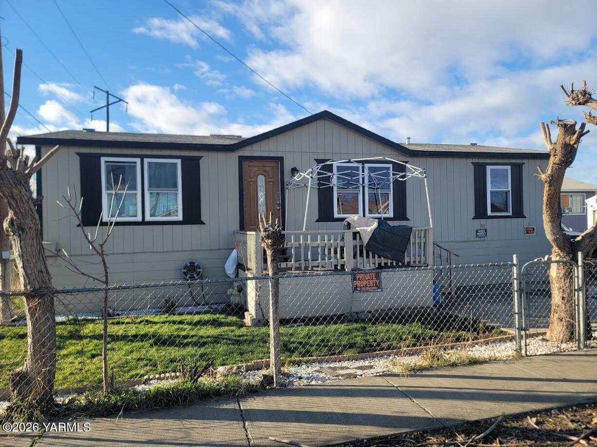101 West Elizabeth Street Wapato, WA 98951 - Photo 1 of 7 a front view of a house with garden