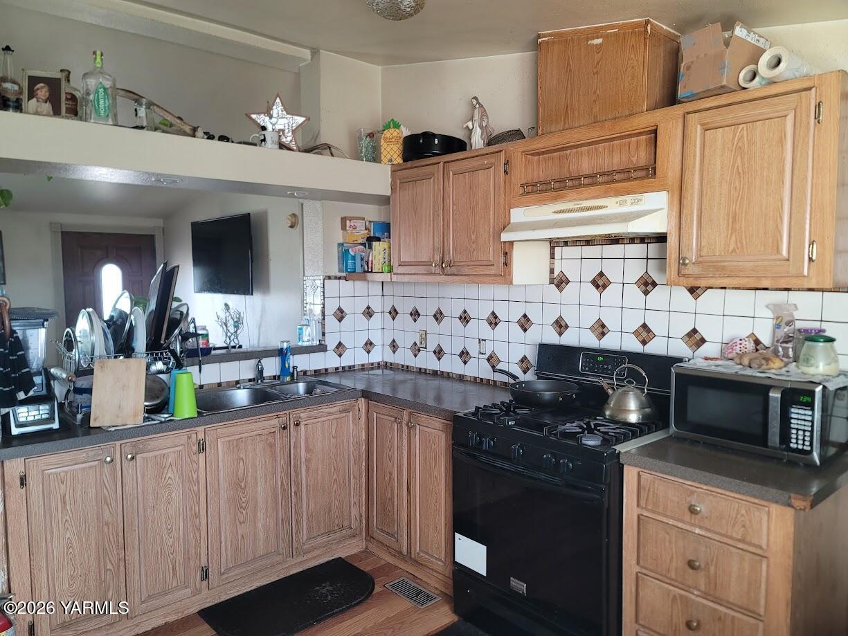 101 West Elizabeth Street Wapato, WA 98951 - Photo 2 of 7 a kitchen with stainless steel appliances granite countertop a sink stove and cabinets