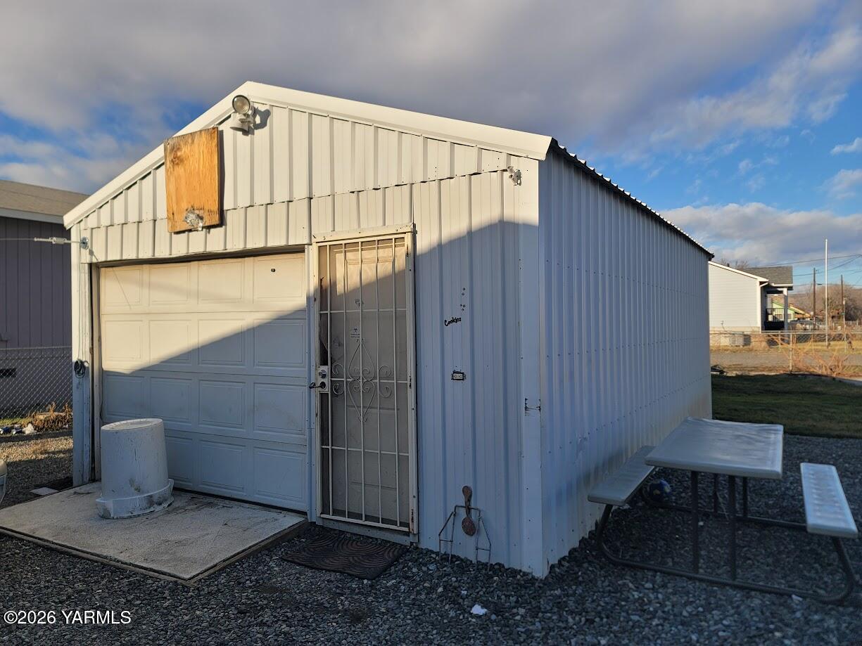101 West Elizabeth Street Wapato, WA 98951 - Photo 6 of 7 a view of a house with a street
