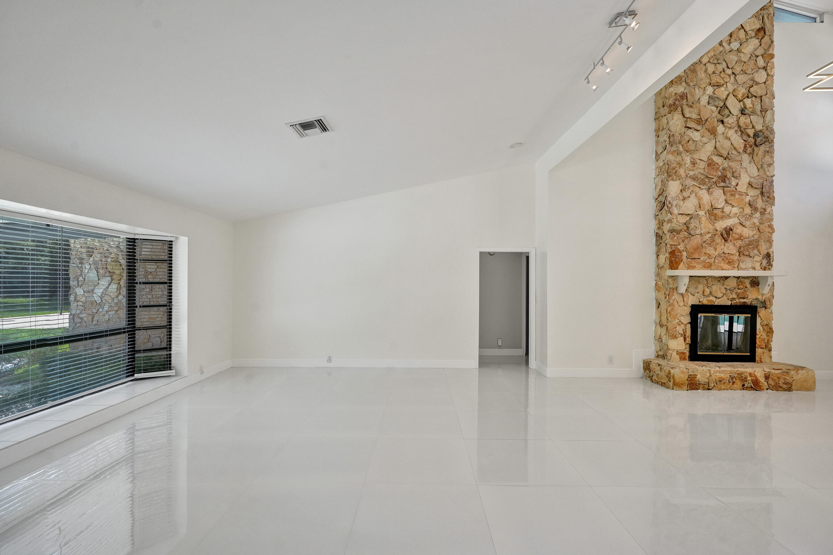 7475 Estrella Circle Boca Raton, FL 33433 - Photo 29 of 32 DSC05572