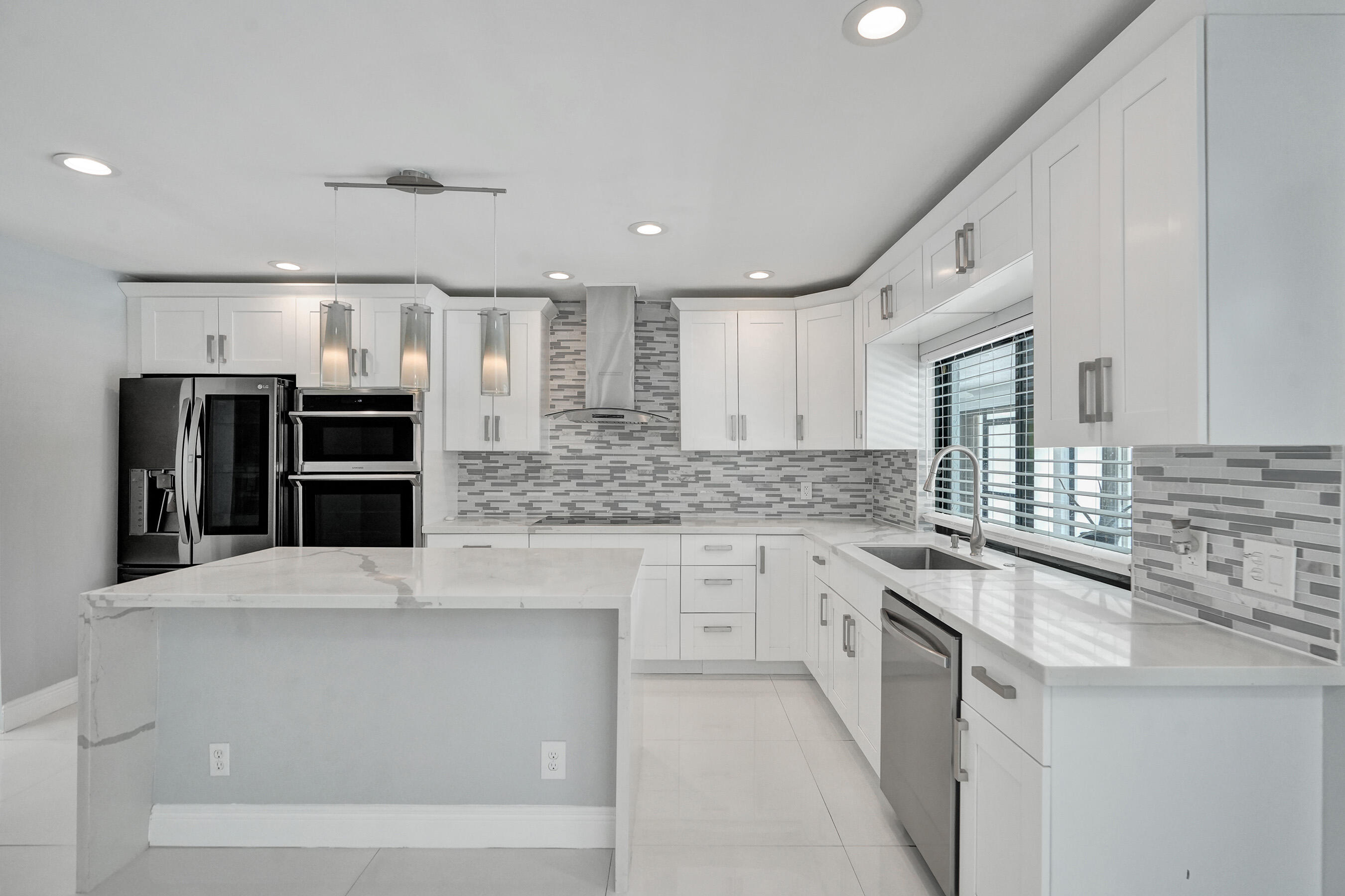 7475 Estrella Circle Boca Raton, FL 33433 - Photo 4 of 32 DSC05767