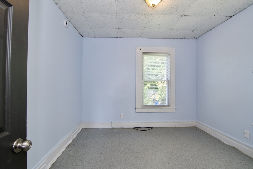 425 Taylor Street, Unit 2 Springfield, MA 01105 - Photo 25 of 28 an empty room with a window