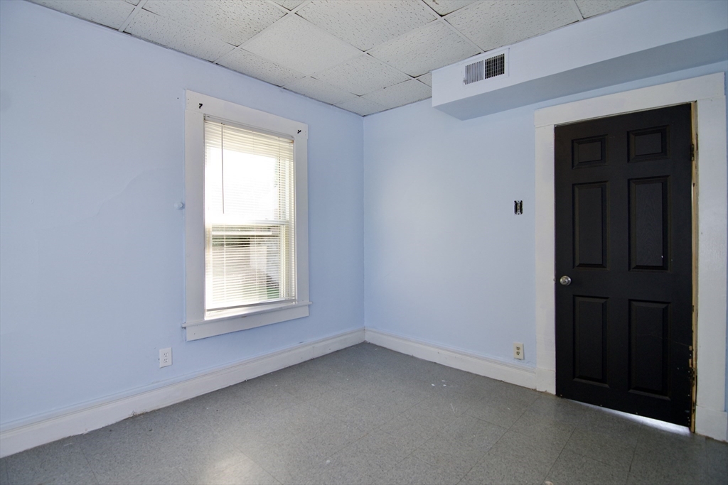 425 Taylor Street, Unit 2 Springfield, MA 01105 - Photo 26 of 28 an empty room with a window