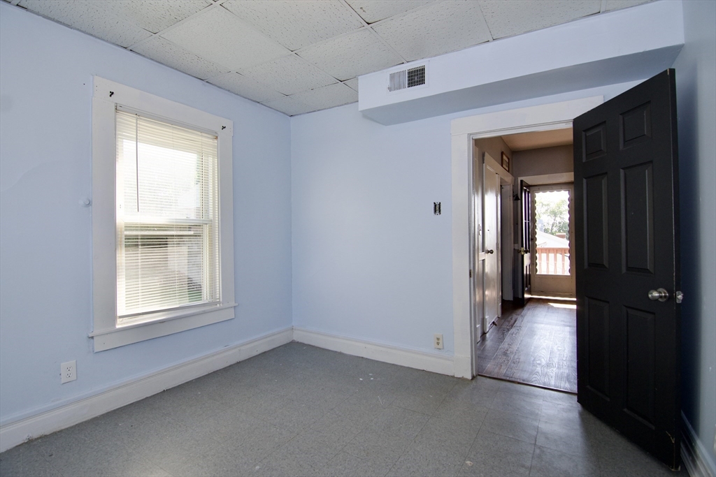 425 Taylor Street, Unit 2 Springfield, MA 01105 - Photo 27 of 28 an empty room with windows