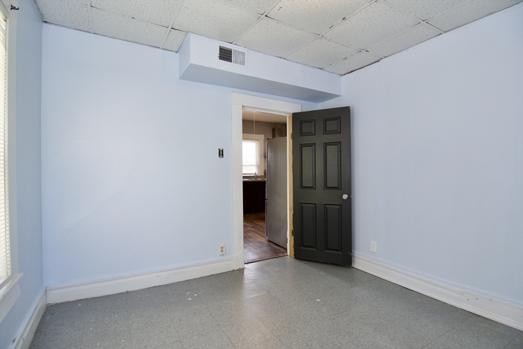425 Taylor Street, Unit 2 Springfield, MA 01105 - Photo 28 of 28 an empty room with closet