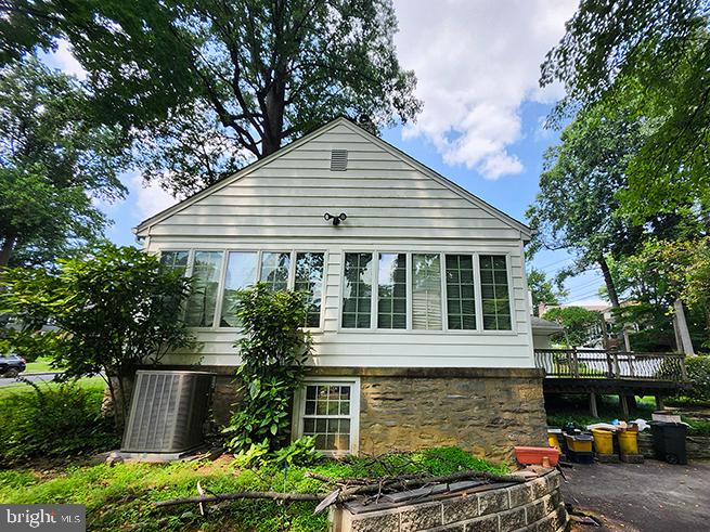 483 Kerr Lane Springfield, PA 19064 - Photo 3 of 4 Side