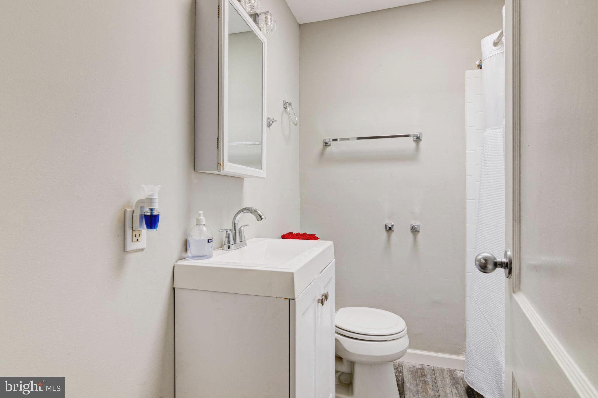 6924 Glenheights Road Baltimore, MD 21215 - Photo 12 of 16 Upstairs full bathroom