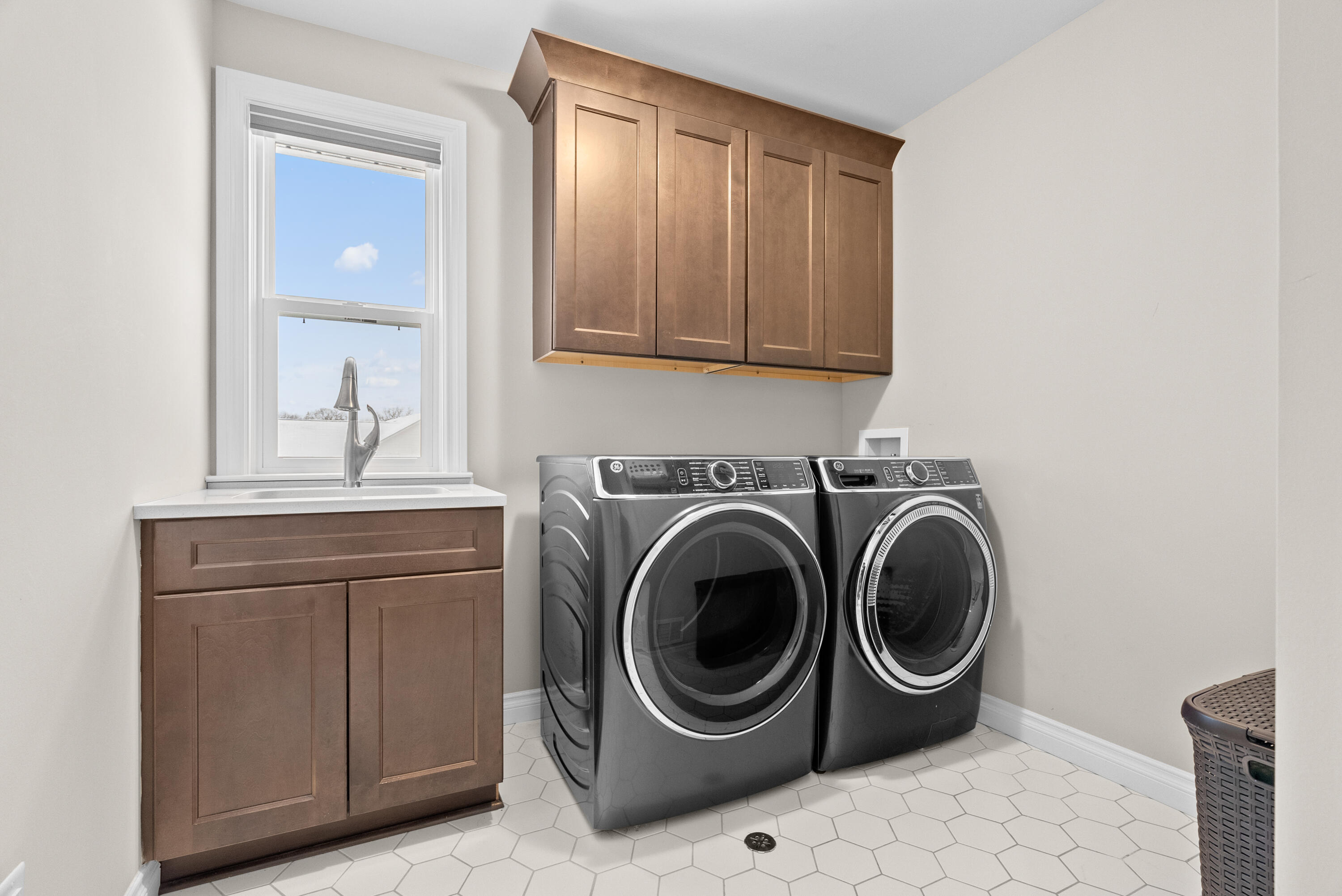 2333 Torrey Pine Court Howell, MI 48855 - Photo 27 of 47 Laundry