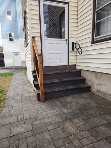 a view of entryway with a small yard