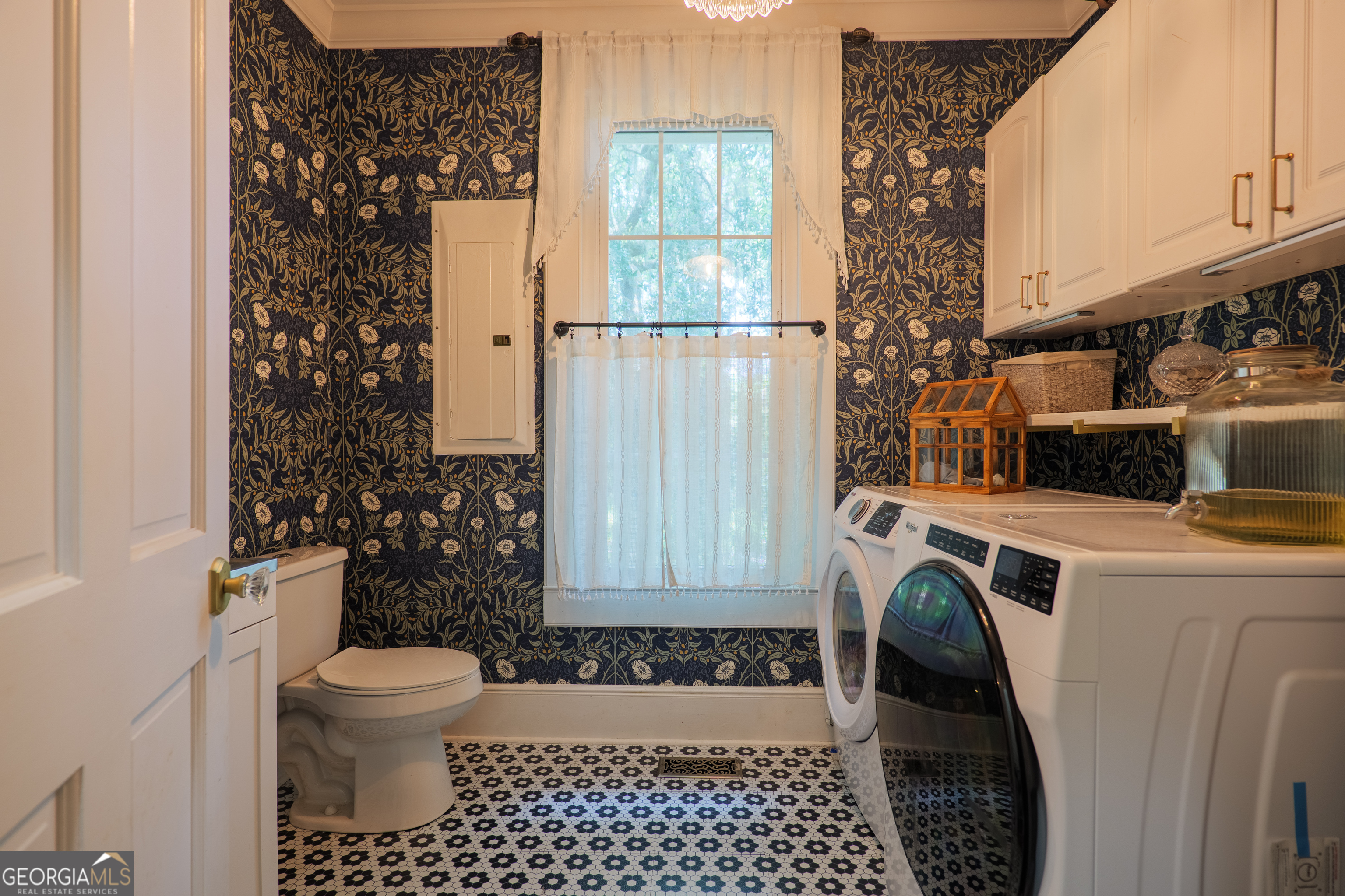 7552 Webb Road Hahira, GA 31632 - Photo 30 of 57 a bathroom with a toilet and a shower curtain