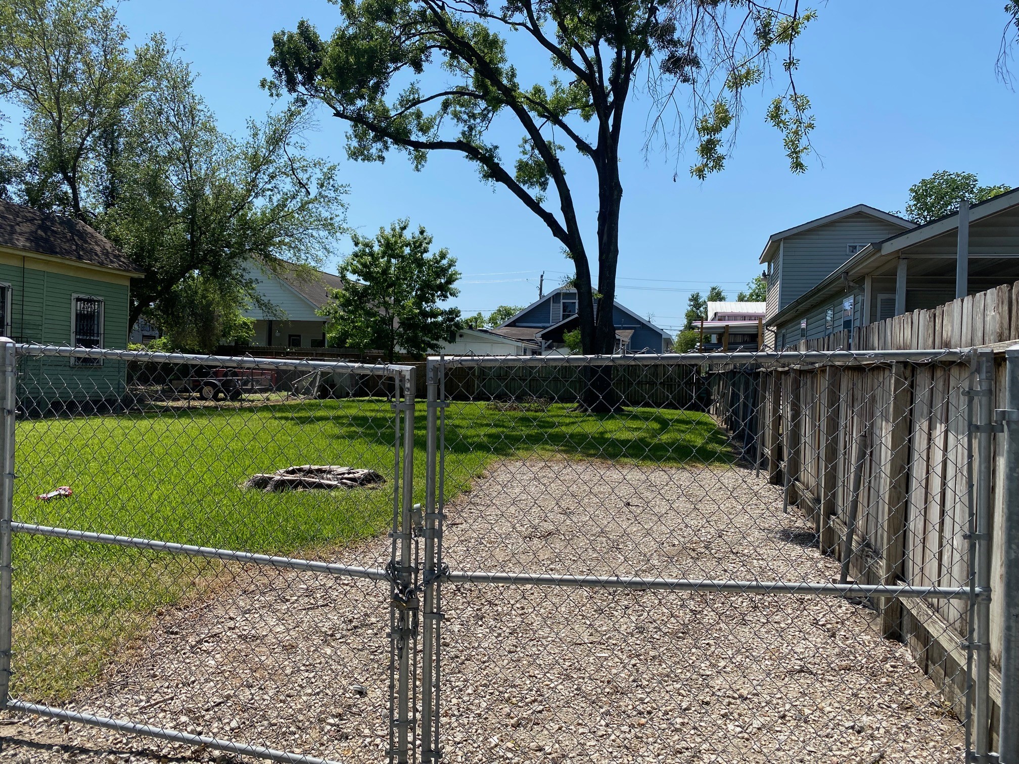 1911 Chestnut Street Houston, TX 77009 - Photo 1 of 9 a view of a park with iron fence