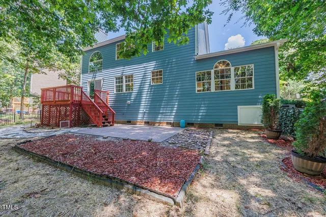 a view of a backyard with a house