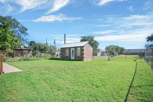 a view of a house with backyard and garden