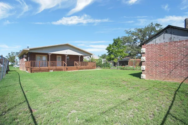 a view of an house with backyard porch and garden