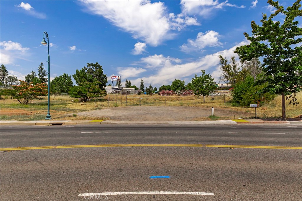 67 Pearson Road Paradise, CA 95969 - Photo 6 of 10 a view of a building with a traffic light