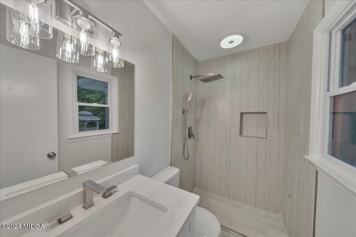 528 Table Mountain Drive Macon, GA 31220 - Photo 20 of 34 a bathroom with a sink a toilet and shower