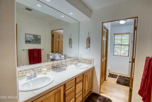 a en suite bathroom with double vanity and a mirror