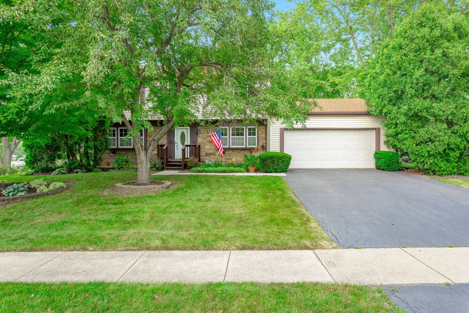 221 Stonegate Road Buffalo Grove, IL 60089 - Photo 3 of 38