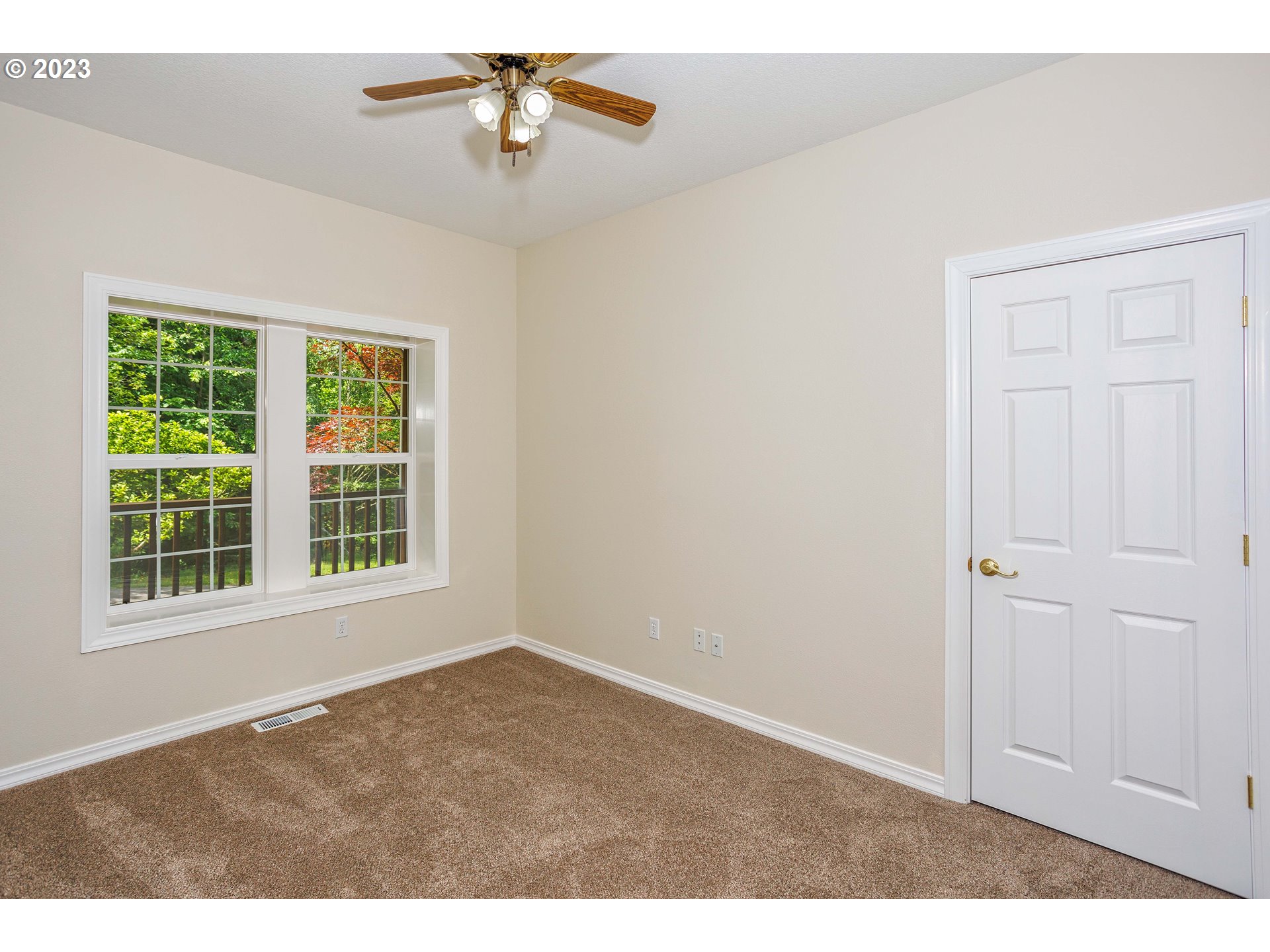 280 South 15th Court Ridgefield, WA 98642 - Photo 21 of 44 an empty room with windows and cabinet