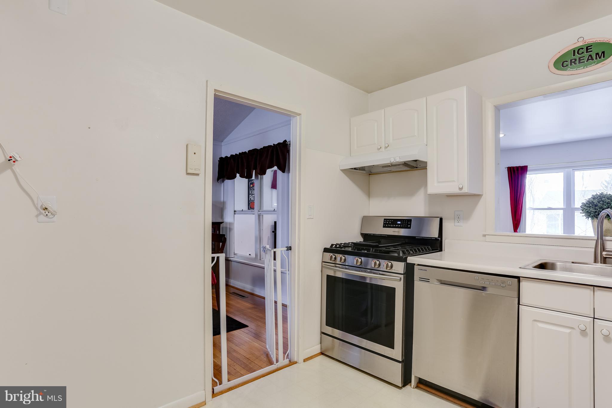 936 Vanderwood Road Baltimore, MD 21228 - Photo 12 of 27 a kitchen with cabinets and appliances
