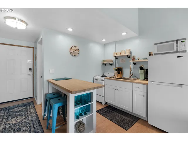 $335,000 | 2316 Beach Drive, Unit 157, Seaside, OR 97138