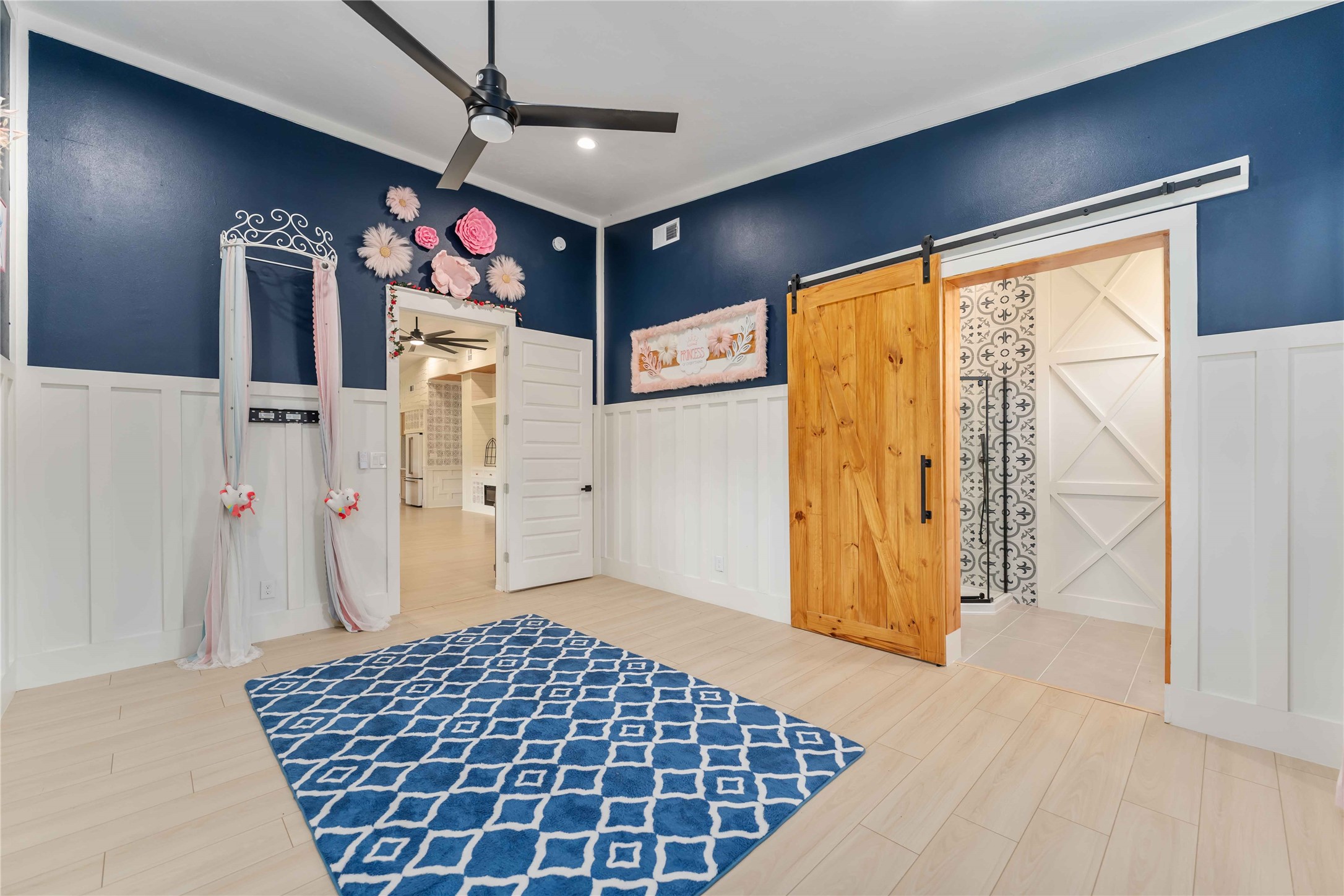 209 Horse Shoe Trail Angleton, TX 77515 - Photo 30 of 43 a very nice looking room with a large window