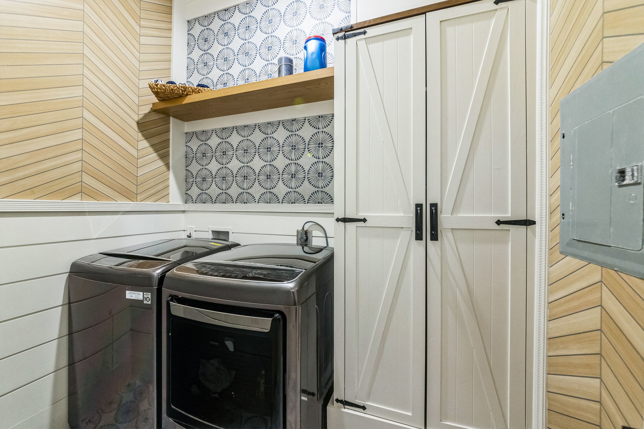 209 Horse Shoe Trail Angleton, TX 77515 - Photo 39 of 43 a utility room with dryer and washer