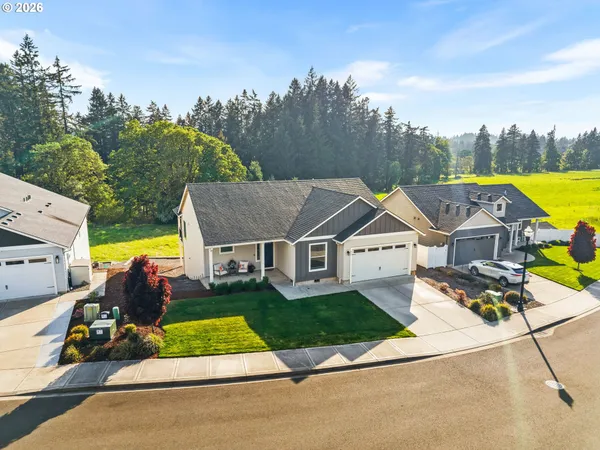 $637,500 | 826 West Golden Eagle Avenue, La Center, WA 98629