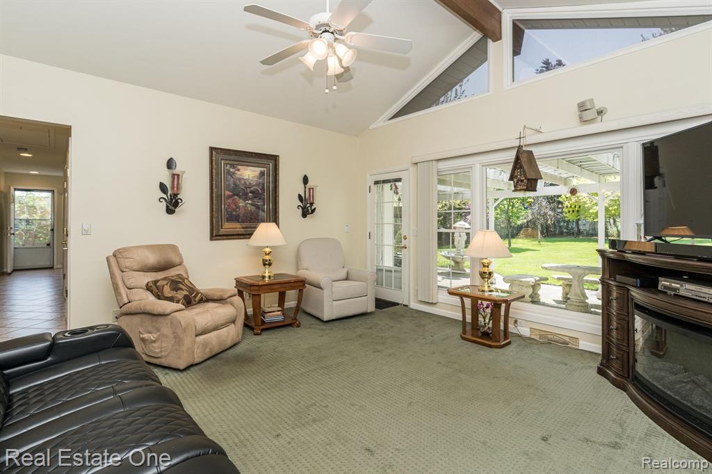 129 Texas Avenue Rochester Hills, MI 48309 - Photo 4 of 50