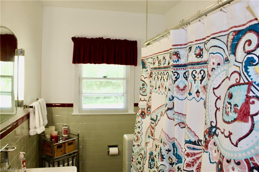 204 Perry Road Jamestown, NC 27282 - Photo 14 of 20 Gallery Image 14