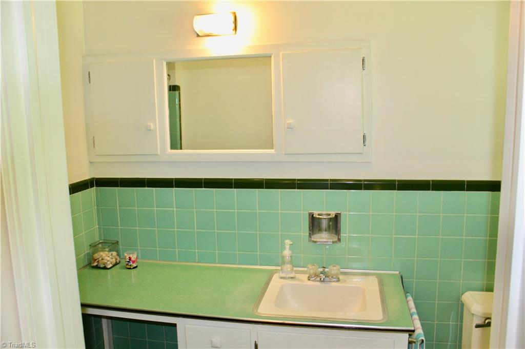 204 Perry Road Jamestown, NC 27282 - Photo 15 of 20 Gallery Image 15