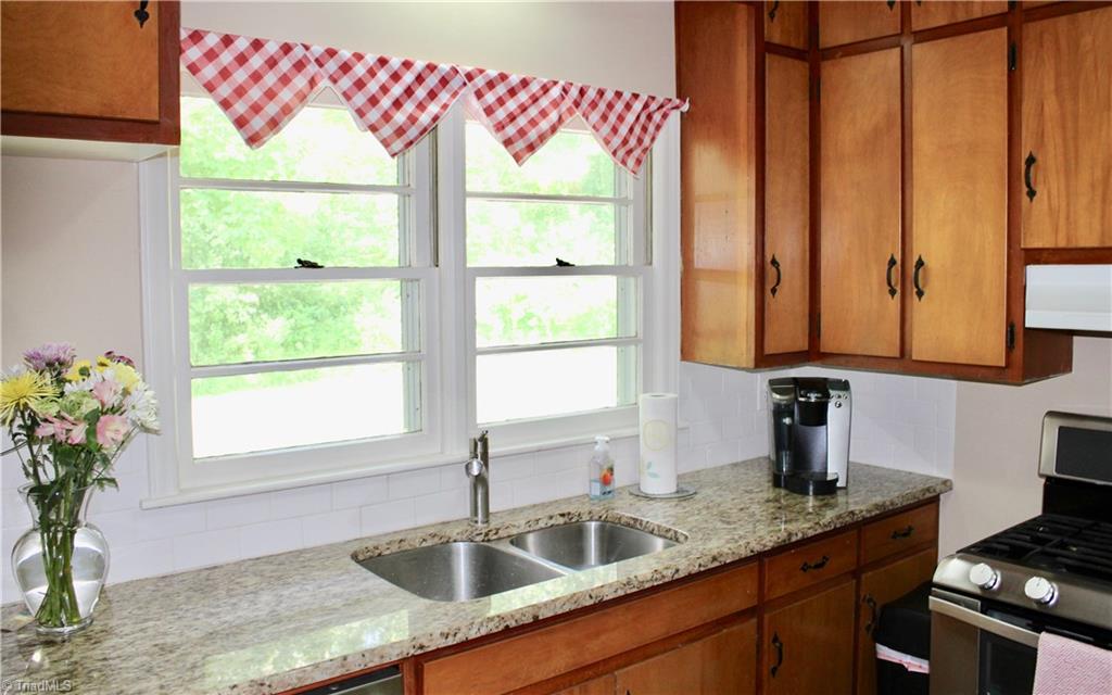 204 Perry Road Jamestown, NC 27282 - Photo 3 of 20 Gallery Image 3