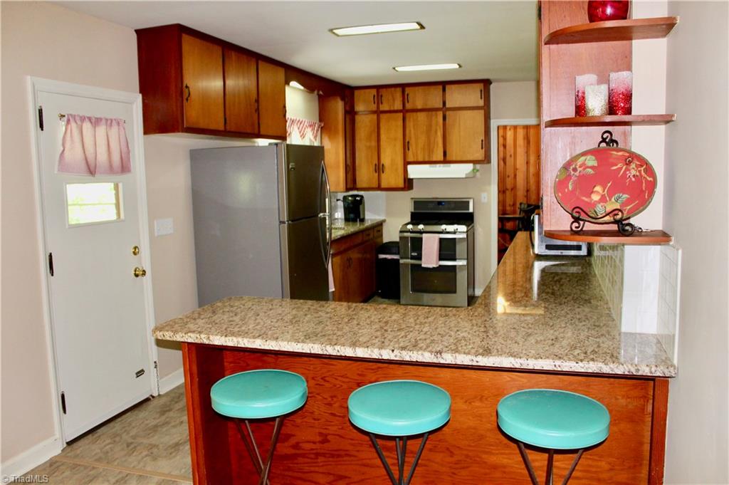 204 Perry Road Jamestown, NC 27282 - Photo 4 of 20 Gallery Image 4