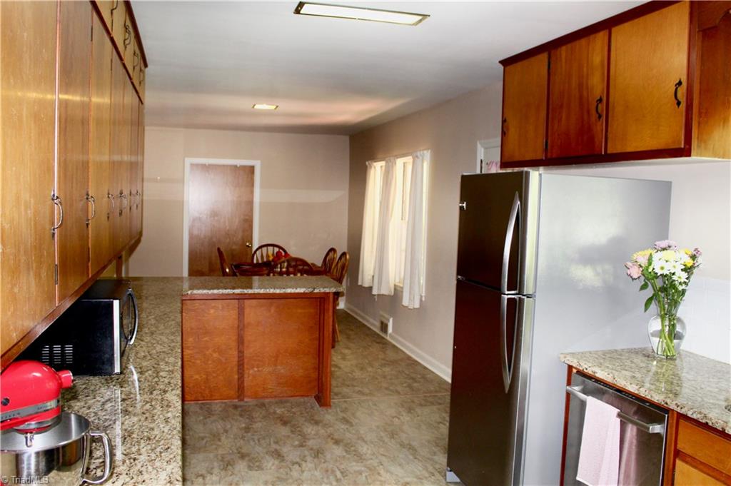 204 Perry Road Jamestown, NC 27282 - Photo 6 of 20 Gallery Image 6