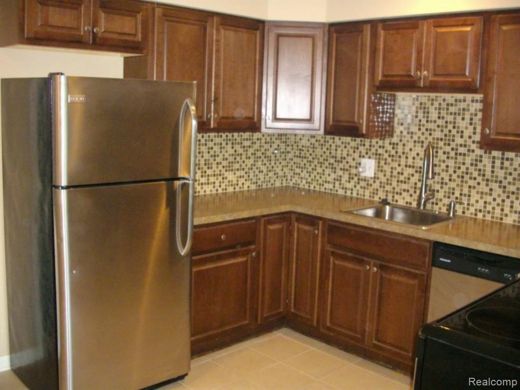 1986 Pondview Court, Unit 116 Rochester, MI 48309 - Photo 12 of 22 Kitchen