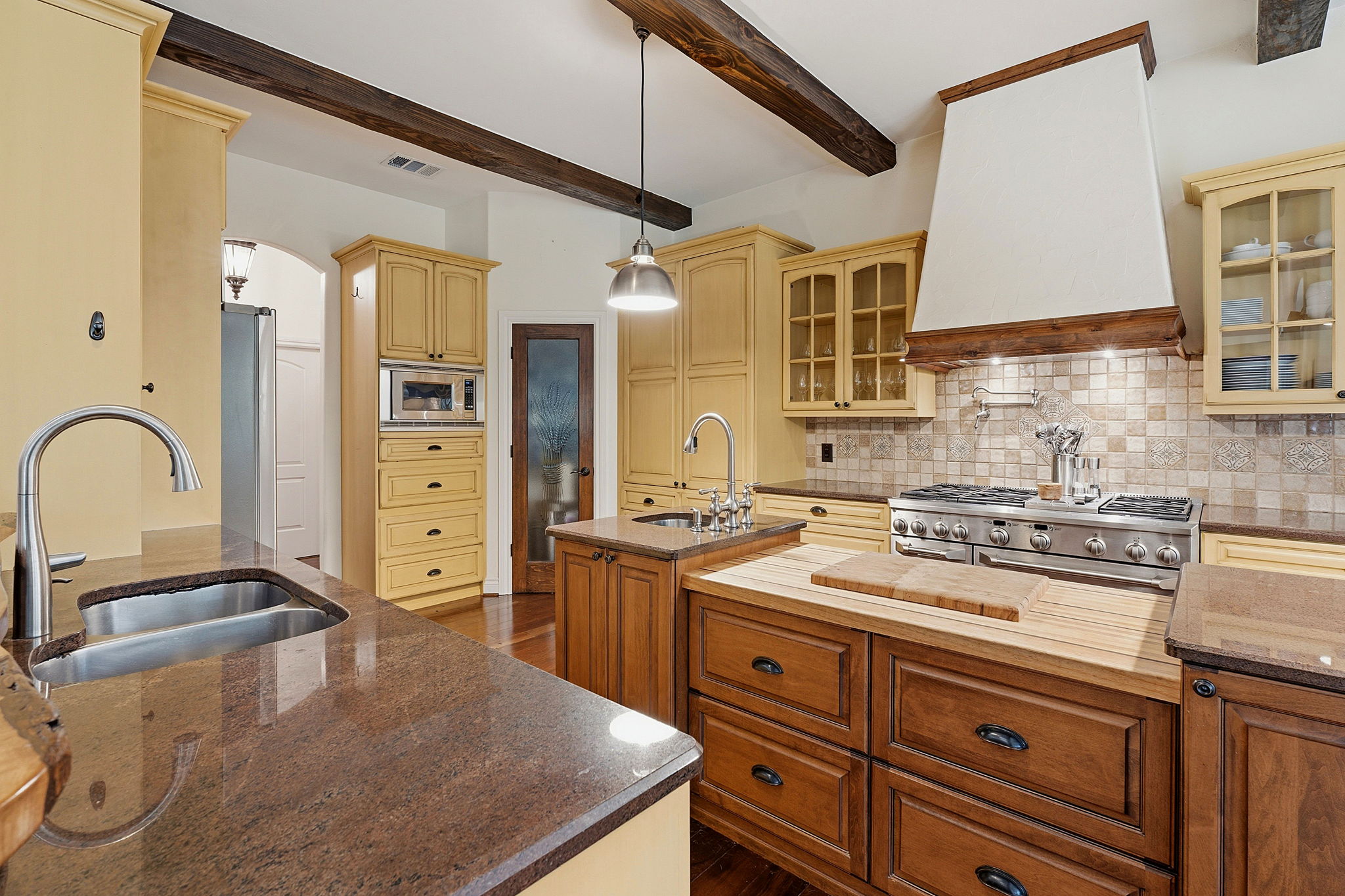 8121 Bluff Trail Austin, TX 78737 - Photo 8 of 40 A chef's dream kitchen, featuring a spacious granite island and stainless steel appliances.