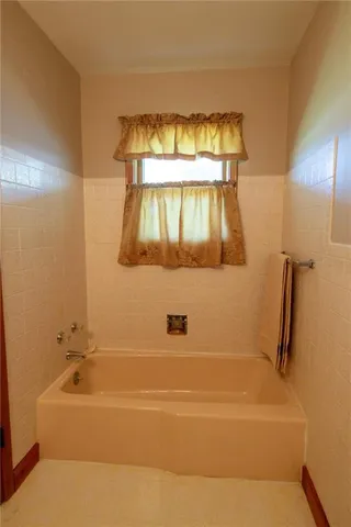 $325,000 | 2209 54th Highway, Piqua, KS 66761